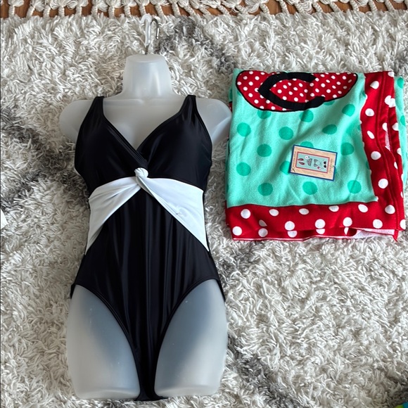 Black and White Swimsuit with beach towel - Picture 1 of 8